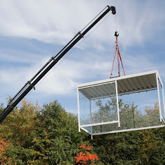 Rookoverkapping Myla 243 Hijsen rookoverkapping 4 x 2m model Myla wit gecoat op de plek waar deze moet komen.